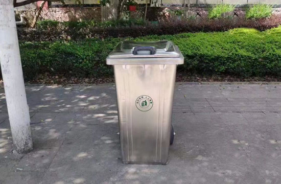 一款非常漂亮的不锈钢户外分类垃圾桶